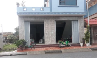 Gia đình có người về từ "vùng đỏ" đã hết thời hạn cách ly, mở cửa nhà trở lại - Ảnh: Hoàng Long