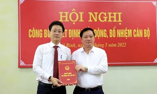 Chủ tịch UBND tỉnh Thái Bình (phải) trao quyết định bổ nhiệm Quyền Giám đốc Sở Tài nguyên- Môi trường - Ảnh: Hoàng Long