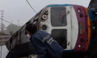 Tàu khách Bắc-Nam bị lật đầu máy, văng toa vì đâm vào ô tô tải chở gỗ
