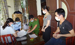 Lực lượng chức năng lập hồ sơ vụ việc làm giả bánh truyền thống - Ảnh: Hoàng Long