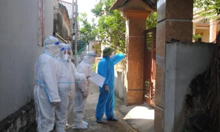 Lực lượng y tế Nam Định khẩn trương truy vết người liên quan đến các ca dương tính trong cộng đồng - Ảnh: Hoàng Long