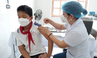 Thái Bình đã cơ bản hoàn thành tiêm vắc xin COVID-19 mũi 3 cho người từ 18 tuổi trở lên và tiêm vắc xin cho trẻ em - Ảnh: Hoàng Long