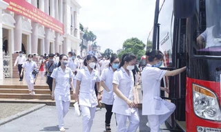 113 cán bộ, sinh viên Đại học Điều dưỡng Nam Định lên đường hỗ trợ tỉnh Bình Dương chống dịch - Ảnh: Hoàng Long