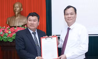 Phó Bí thư thường trực Tỉnh uỷ Nam Định Lê Quốc Chỉnh (phải) trao quyết định cho tân Bí thư Huyện uỷ Hải Hậu Trần Minh Hải - Ảnh: Hoàng Long