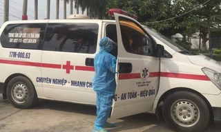 Bệnh nhân tái dương tính với SARS-COV2 tại Thái Bình được đưa đến khu cách ly đặc biệt để điều trị - Ảnh: Hoàng Long