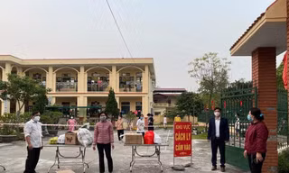 Người từ "vùng đỏ" về tỉnh Nam Định bắt buộc phải cách ly tập trung nếu chưa tiêm đủ 2 mũi vắc xin phòng COVID-19 - Ảnh: Hoàng Long