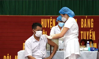 Xét nghiệm, khoanh vùng dịch và tiêm vắc xin là 2 giải pháp chính để dập dịch tại Hà Nam - Ảnh: Hoàng Long