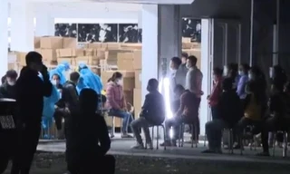 Lực lượng y tế Thái Bình xuyên đêm lấy mẫu xét nghiệm toàn bộ hơn 600 công nhân của Công ty TNHH Công nghệ may mặc Spectre Việt Nam - Ảnh: Hoàng Long