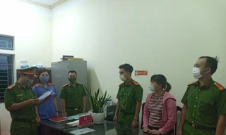Công an Nam Định tống đạt các quyết định tố tụng đối với Cao Thị Hoài - Ảnh: Hoàng Long