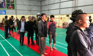 47 đối tượng tham gia đá gà tại sới bị tạm giữ - Ảnh: Hoàng Long