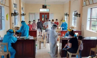 Xét nghiệm, khẩn trương truy vết tại các điểm mới xuất hiện dịch tại Nam Định. Ảnh: Hoàng Long