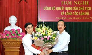 Chủ tịch UBND tỉnh Ninh Bình (phải) trao quyết định và chúc mừng tân Phó Giám đốc Sở Kế hoạch- Đầu tư Tạ Hoàng Hùng - Ảnh: Hoàng Long