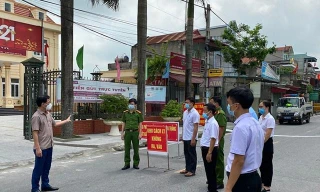 Lực lượng chức năng huyện Ý Yên tổ chức phong toả các khu vực có dịch. Ảnh: Hoàng Long
