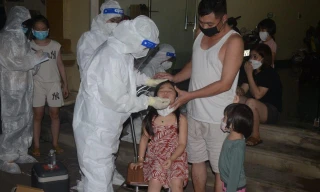 Cán bộ y tế tại Hà Nam xuyên đêm xét nghiệm cho người dân để truy tìm F0 - Ảnh: Hoàng Long