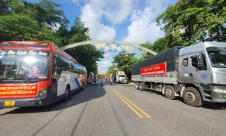 Sáng 25/8, đoàn xe chở 301 cán bộ y tế và gần 140 tấn hàng hoá thiết yếu từ Thái Bình đã khởi hành vào vùng tâm dịch phía Nam - Ảnh: Hoàng Long