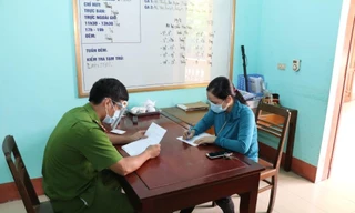 Tại cơ quan công an, bà T.T.T thừa nhận đã sửa giấy kết quả xét nghiệm để đi qua chốt kiểm dịch - Ảnh: Hoàng Long