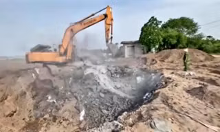 Cơ quan chưcs năng Hà Nam phát hiện lượng chất thải hơn 500 tấn được chôn lấp phía dưới - Ảnh: Hoàng Long