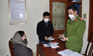Công an Ninh Bình lấy lời khai của người phụ nữ cho vay nặng lãi - Ảnh: Hoàng Long