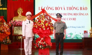 Thứ trưởng Bộ Công an Lê Quốc Hùng (phải) chúc mừng Tân Giám đốc Công an tỉnh Nam Định Trần Minh Tiến - Ảnh: Hoàng Long