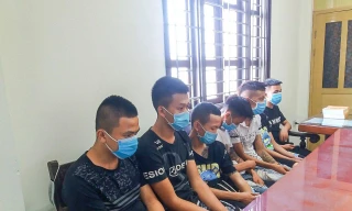 Nhóm thanh, thiếu niên Thái Bình được đưa về Công an thành phố Nam Định để lấy lơi khai - Ảnh: Hoàng Long