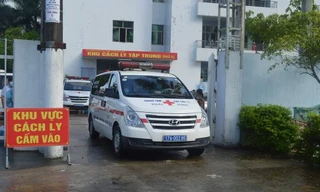 Các trường hợp F1 của 3 lái, phụ xe được đưa đi cách ly tập trung để khoanh vùng dịch - Ảnh: Hoàng Long