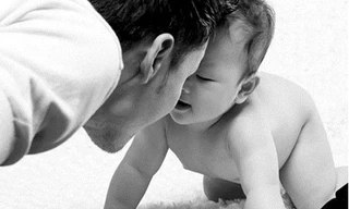 Bố chọc cười, con lồng ruột