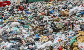 Phát hiện nhiều xe đổ trộm rác thải ở TPHCM