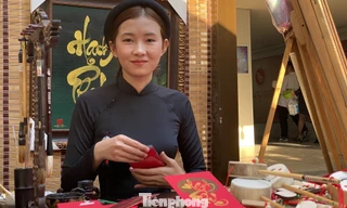 'Bà đồ' xinh như hot girl múa bút bán chữ trên phố Sài Gòn