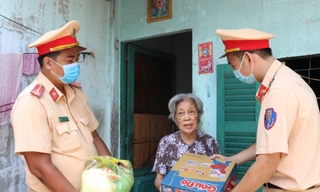 Tuổi trẻ Công an TPHCM tiếp sức người nghèo mùa dịch COVID-19