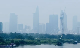 Tiết trời se lạnh, mây mù bao phủ trung tâm TPHCM