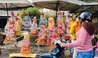 Dân miền Tây 'tay xách, nách mang' quà Tết chúc người thân đầu năm mới