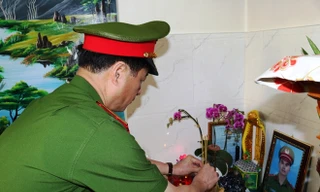 Thứ trưởng Bộ Công an thăm gia đình cán bộ CSGT hy sinh khi làm nhiệm vụ