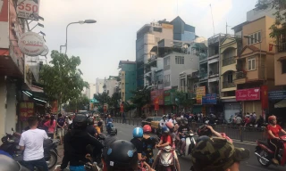 Người đàn ông ôm vật nghi lựu đạn cố thủ trong nhà mẹ đã... bỏ trốn