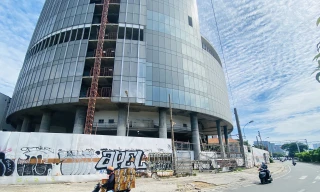 Cận cảnh cao ốc 'đắp chiếu', làm xấu bộ mặt trung tâm Sài Gòn