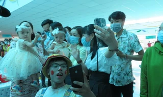 Song sinh Trúc Nhi - Diệu Nhi đón Giáng sinh tại BV Nhi đồng