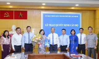 Phó Chủ tịch UBND TPHCM - Ngô Minh Châu trao quyết định cho bà Võ Thị Chính. Ảnh Thành uỷ TPHCM