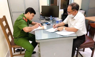 Công an TPHCM tống đạt khởi tố, bắt tạm giam ông Tất Thành Cang. Ảnh: Cơ quan công an cung cấp.