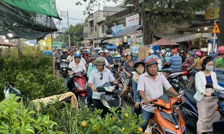 Người Sài Gòn đổ xô đi mua hoa, đường sá kẹt cứng vào cuối ngày