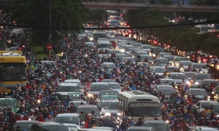 Nghìn người 'chôn chân' trong dòng xe cộ sau cơn mưa lớn ở Sài Gòn