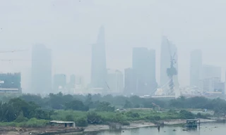 Bầu trời Sài Gòn âm u, chìm trong sương mù