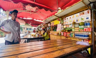 Phố hàng rong Sài Gòn 'bám trụ' giữa mùa dịch Covid-19