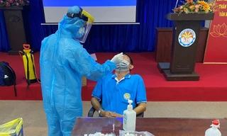 TPHCM lấy mẫu xét nghiệm COVID-19 các tài xế Grab