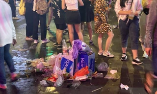 Ngổn ngang rác trên phố đi bộ Nguyễn Huệ sau màn bắn pháo hoa