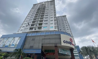 Nhậu say cầm súng đồ chơi đánh bảo vệ cao ốc