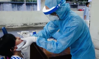 Cận cảnh lấy mẫu xét nghiệm COVID-19 cho công nhân ở TPHCM