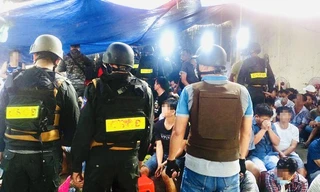 Tạm giữ hàng chục đối tượng tham gia cờ bạc, đá gà trên đường Võ Văn Kiệt