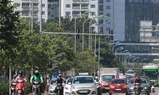 Tuyến đường Lê Văn Lương nắng thiêu đốt đến nỗi mặt đường như bốc hơi, xuất hiện ảo ảnh.