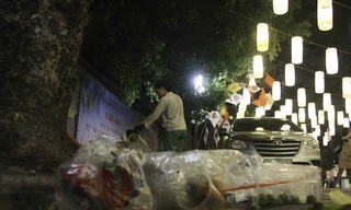 Đường phố Hà Nội ngập ngụa rác sau đêm Trung thu