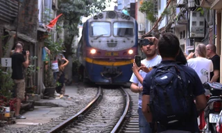 Khách Tây đùa giỡn với tử thần ở 'Xóm đường tầu' Hà Nội