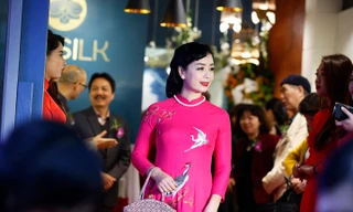 Nghệ sĩ Chiều Xuân rạng rỡ trong áo dài OZ Silk